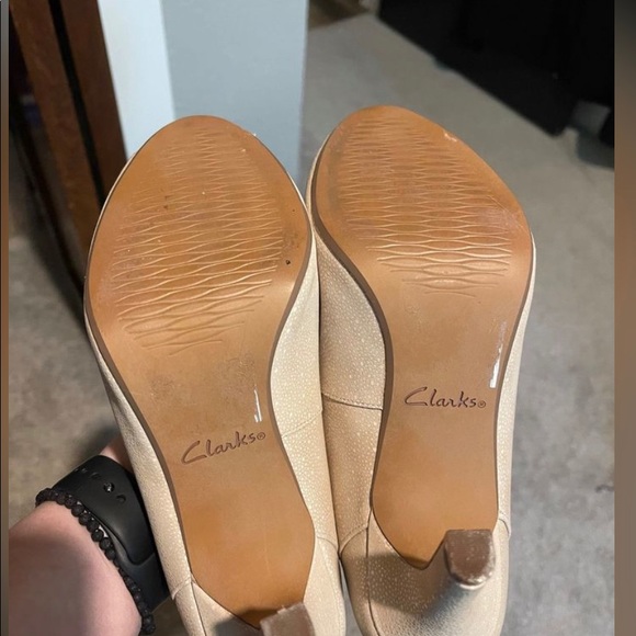 Clarks nude heel. Worn once for college event.